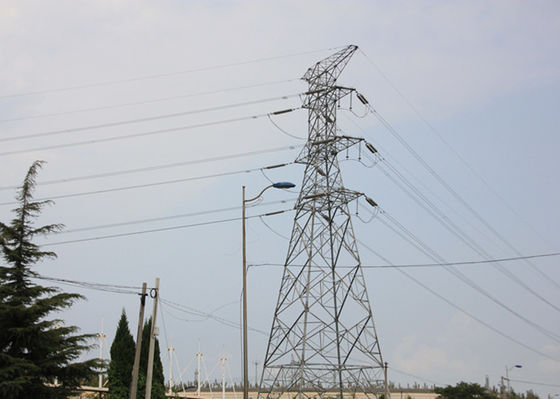 Toren de met hoge weerstand van het Staalrooster, de Pyloon van het Hoogspanningsstaal